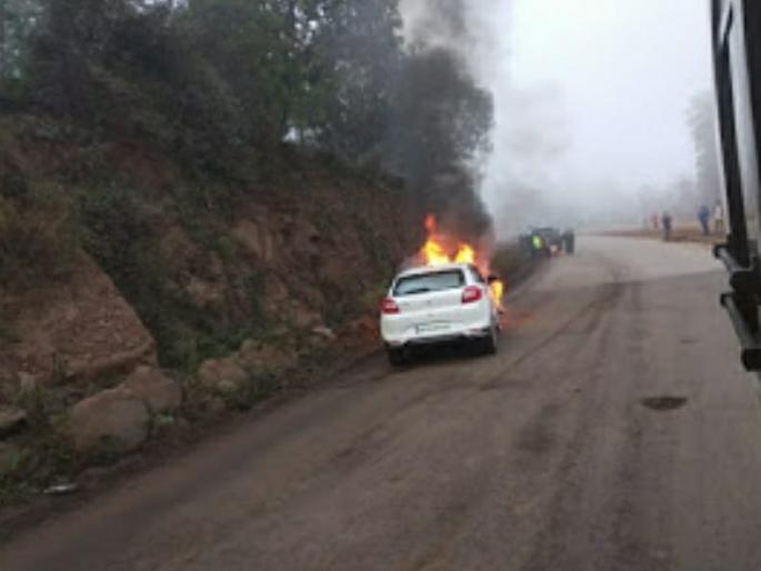 Burning car in Kashedi Ghat on Mumbai-Goa highway, five rescued | मुंबई -गोवा महामार्गावरील भोस्ते घाटात बर्निंग कार, पाचजण बचावले   Burning car in Kashedi Ghat on Mumbai-Goa highway, five rescued | मुंबई -गोवा महामार्गावरील भोस्ते घाटात बर्निंग कार, पाचजण बचावले