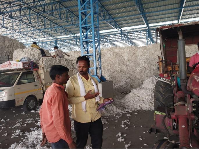 'Grader one, Government shopping centers four'; Looting of farmers at cotton procurement centers while grading | 'ग्रेडर एक, शासकिय खरेदी केंद्रे चार'; ग्रेडिंग करताना कापूस खरेदी केंद्रांवर शेतकर्‍यांची लुट 
