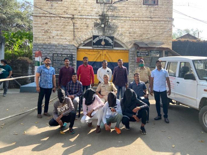 Thrilling! Out of prejudice, one was brutally killed by a sword and a scythe | थरारक! पूर्ववैमनस्यातून तलवार, कोयत्याने सपासप वार करून एकाची निर्घृण हत्या Thrilling! Out of prejudice, one was brutally killed by a sword and a scythe | थरारक! पूर्ववैमनस्यातून तलवार, कोयत्याने सपासप वार करून एकाची निर्घृण हत्या