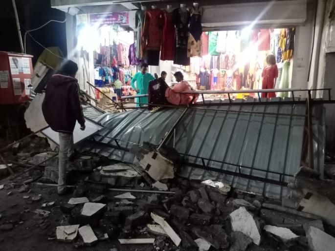 The young man died when the cheap quality Gallery collapsed | खळबळजनक! तकलादू गॅलरी कोसळून तरुणाचा झाला मृत्यू  The young man died when the cheap quality Gallery collapsed | खळबळजनक! तकलादू गॅलरी कोसळून तरुणाचा झाला मृत्यू