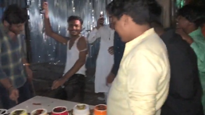 Birthday cake cut with sword, 6 youths arrested in Kurla | तलवारीने बर्थ डेचा केक कापणे पडले महागात, कुर्ला येथे ६ तरुणांना अटक