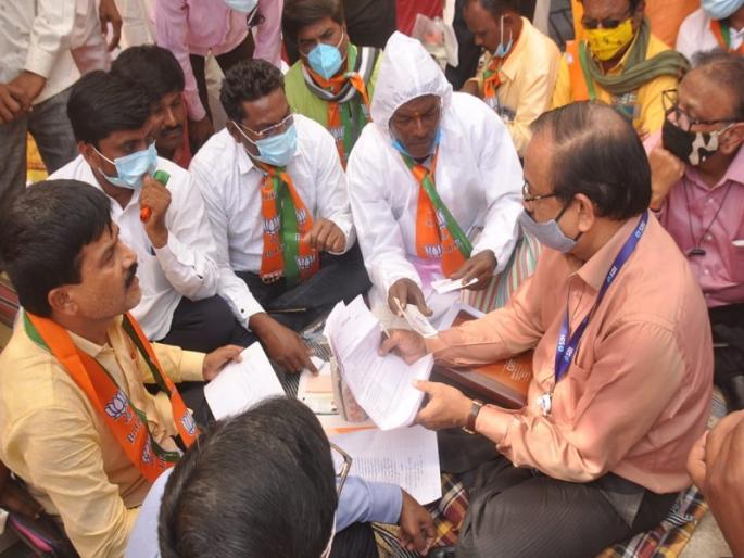 Farmers of Majalgaon agitate with PPE kit in Aurangabad ; Demand for an inquiry into the SBI bank's misconduct | माजलगावच्या शेतकऱ्यांचे पीपीई कीट घालून औरंगाबादेत आंदोलन; बँकेच्या गैरव्यवहाराच्या चौकशीची केली मागणी Farmers of Majalgaon agitate with PPE kit in Aurangabad ; Demand for an inquiry into the SBI bank's misconduct | माजलगावच्या शेतकऱ्यांचे पीपीई कीट घालून औरंगाबादेत आंदोलन; बँकेच्या गैरव्यवहाराच्या चौकशीची केली मागणी