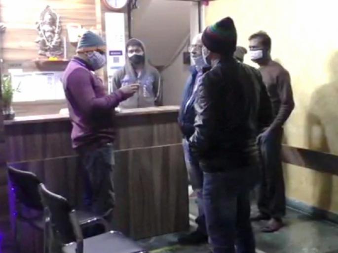 The couple was about to leave the hotel at 8 pm when they opened the door and found the body of the girl | रात्री ८ वाजता हॉटेलमधून जोडपं निघणार होतं, दरवाजा उघडताच धक्का बसला... The couple was about to leave the hotel at 8 pm when they opened the door and found the body of the girl | रात्री ८ वाजता हॉटेलमधून जोडपं निघणार होतं, दरवाजा उघडताच धक्का बसला...