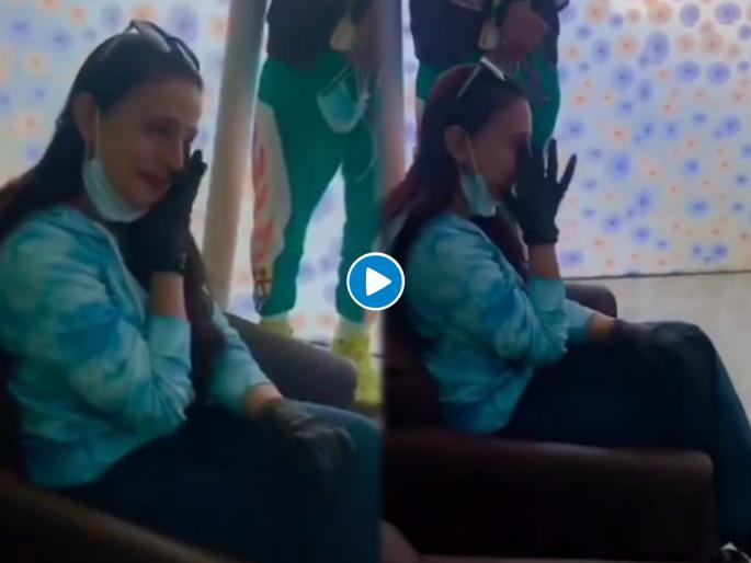 Ameesha patel gets teary eyed watching airline staff dance on kaho naa pyaar hai title track watch video | फ्लाइटमध्ये स्टाफ मेंबर्सने केलं असं काही, जे पाहून अमीषा पटेलला रडूच कोसळलं Ameesha patel gets teary eyed watching airline staff dance on kaho naa pyaar hai title track watch video | फ्लाइटमध्ये स्टाफ मेंबर्सने केलं असं काही, जे पाहून अमीषा पटेलला रडूच कोसळलं