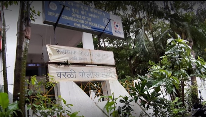 Dead Body of women found in worli | वरळी परिसरात महिलेचा मृतदेह आढळल्याने खळबळ, पोलिसांना गळ्याभोवती आढळला व्रण