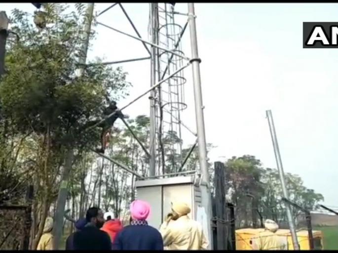 Agitating farmers targets Reliance Jio in Punjab, more than 1,500 mobile towers in Punjab | पंजाबमध्ये आंदोलनकर्त्या शेतकऱ्यांकडून रिलायन्स जिओ लक्ष्य, १५०० हून अधिक मोबाईल टॉवरची मोडतोड Agitating farmers targets Reliance Jio in Punjab, more than 1,500 mobile towers in Punjab | पंजाबमध्ये आंदोलनकर्त्या शेतकऱ्यांकडून रिलायन्स जिओ लक्ष्य, १५०० हून अधिक मोबाईल टॉवरची मोडतोड