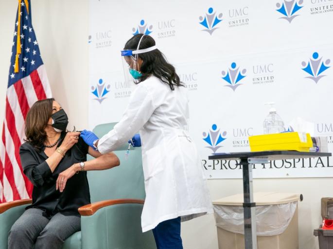 kamala harris the newly elected vice president of america introduced corona vaccine | अमेरिकेच्या नवनिर्वाचित उपराष्ट्राध्यक्ष कमला हॅरिस यांनी घेतली कोरोना लस