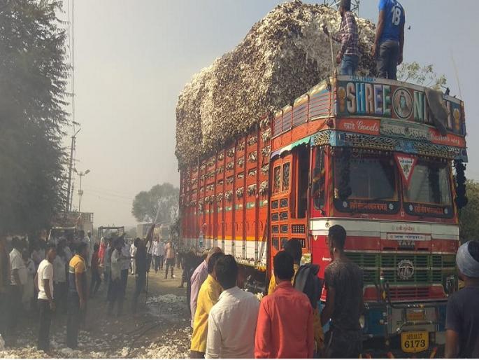 Thrilling! A truck full of cotton took the fire | थरारक ! कापसाने खचाखच भरलेल्या ट्रकने घेतला पेट Thrilling! A truck full of cotton took the fire | थरारक ! कापसाने खचाखच भरलेल्या ट्रकने घेतला पेट