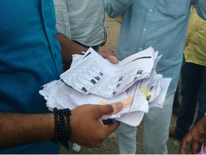 Family feud in Gram Panchayat arena; The cousin's candidature application was torn by his nephews | ग्रामपंचायतच्या आखाड्यात कुटुंब कलह; चुलत्याचा उमेदवारी अर्ज पुतण्यांनी फाडला Family feud in Gram Panchayat arena; The cousin's candidature application was torn by his nephews | ग्रामपंचायतच्या आखाड्यात कुटुंब कलह; चुलत्याचा उमेदवारी अर्ज पुतण्यांनी फाडला