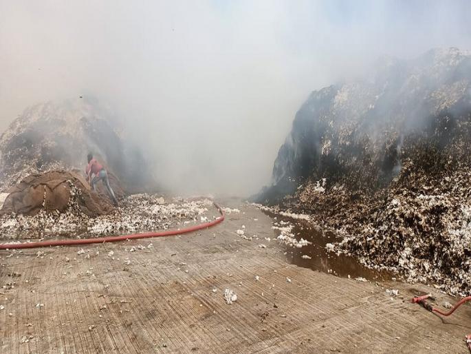 Orgy of fire in Jinning at Dharur; Loss of millions | धारूर येथील जिनिंगमध्ये आगीचे तांडव; लाखोचे नूकसान Orgy of fire in Jinning at Dharur; Loss of millions | धारूर येथील जिनिंगमध्ये आगीचे तांडव; लाखोचे नूकसान