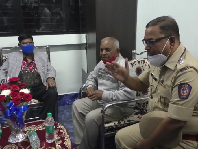 RPI National Vice President quarrels with neighbors, Ramdas Athavale rushes Kalyan to resolve dispute | आरपीआयच्या राष्ट्रीय उपाध्यक्षकाचं शेजाऱ्याशी भांडण, वाद सोडविण्यासाठी रामदास आठवलेंची कल्याणमध्ये धाव RPI National Vice President quarrels with neighbors, Ramdas Athavale rushes Kalyan to resolve dispute | आरपीआयच्या राष्ट्रीय उपाध्यक्षकाचं शेजाऱ्याशी भांडण, वाद सोडविण्यासाठी रामदास आठवलेंची कल्याणमध्ये धाव