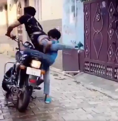 Ifs officer share funny video of laziest father took son off from bike | आळशी नंबर १! लेकाला बाईकवरून उतरवण्यासाठी बापानं केला 'असा' जुगाड; पाहा व्हिडीओ