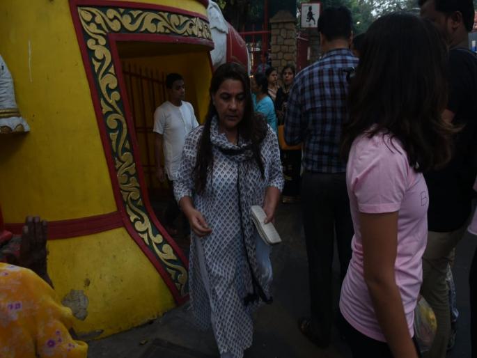 Amrita Singh looks unrecognizable in this picture | विनामेकअपशिवाय ओळखता येतंय का या अभिनेत्रीला? एकेकाळी गाजवले आहे बॉलिवूड Amrita Singh looks unrecognizable in this picture | विनामेकअपशिवाय ओळखता येतंय का या अभिनेत्रीला? एकेकाळी गाजवले आहे बॉलिवूड