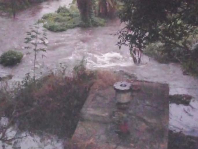 The main aqueduct burst in Shahad; Water supply in Thane, Mira Bhayander and Bhiwandi was affected | शहाडमध्ये मुख्य जलवाहिनी फुटली; ठाणे, मीरा भाईंदर, भिवंडी शहराच्या पाणी पुरवठ्यावर झाला परिणाम The main aqueduct burst in Shahad; Water supply in Thane, Mira Bhayander and Bhiwandi was affected | शहाडमध्ये मुख्य जलवाहिनी फुटली; ठाणे, मीरा भाईंदर, भिवंडी शहराच्या पाणी पुरवठ्यावर झाला परिणाम