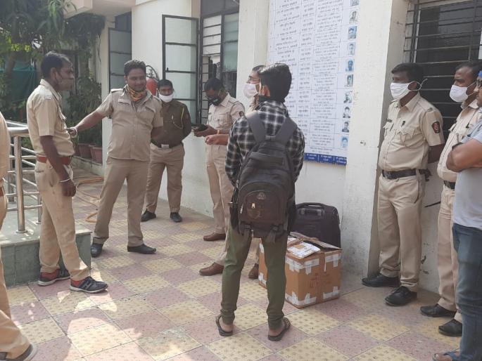 Smuggling of silver jewellery from Shivshahi bus Police are investigating in amravati | शिवशाही बसमधून चांदीच्या दागिन्यांची तस्करी?, एका लगेजसाठी तीन ठिकाणांहून बसले प्रवासी Smuggling of silver jewellery from Shivshahi bus Police are investigating in amravati | शिवशाही बसमधून चांदीच्या दागिन्यांची तस्करी?, एका लगेजसाठी तीन ठिकाणांहून बसले प्रवासी