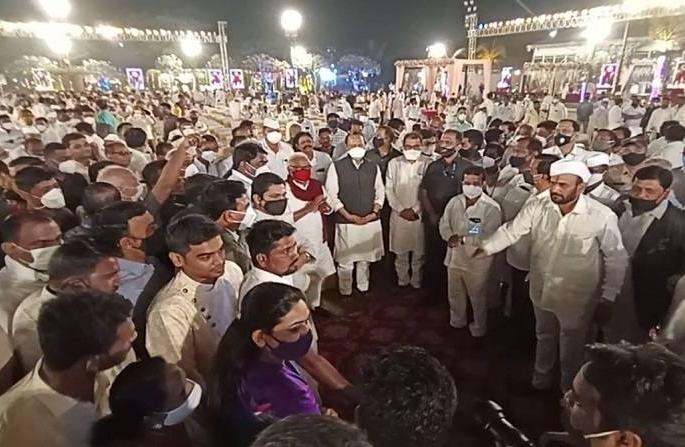 Crowd at the wedding of NCP MLA Dilip Bankar's son in Nashik | NCPचे आमदार दिलीप बनकर यांच्या मुलाच्या विवाह सोहळ्यात गर्दी, अजितदादा, भुजबळांसमोर सोशल डिस्टंसिंगचा फज्जा Crowd at the wedding of NCP MLA Dilip Bankar's son in Nashik | NCPचे आमदार दिलीप बनकर यांच्या मुलाच्या विवाह सोहळ्यात गर्दी, अजितदादा, भुजबळांसमोर सोशल डिस्टंसिंगचा फज्जा