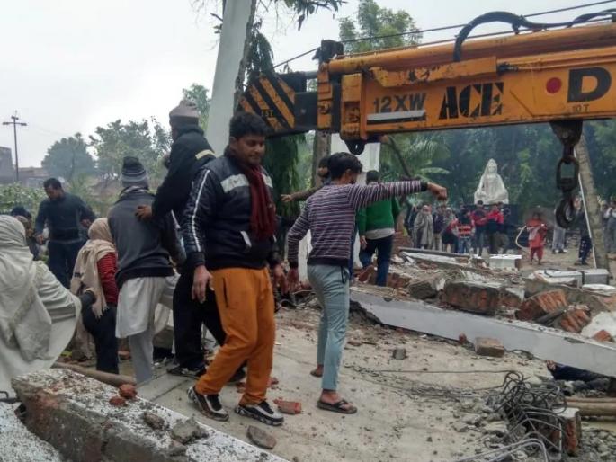 8 killed, several injured in roof collapse in Ghaziabad | स्मशानभूमीच्या शेडचे छप्पर कोसळून १८ जणांचा मृत्यू, अनेकजण जखमी 8 killed, several injured in roof collapse in Ghaziabad | स्मशानभूमीच्या शेडचे छप्पर कोसळून १८ जणांचा मृत्यू, अनेकजण जखमी