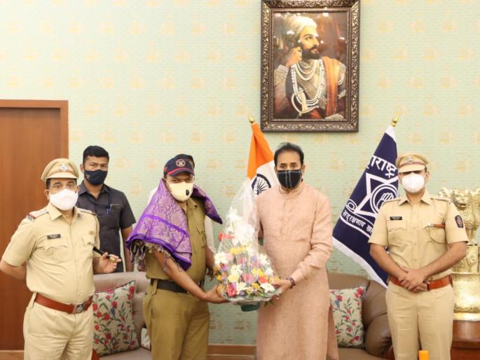 Video : Police saved 60-year-old man's life, receives applause from Home Minister | Video : पोलिसाने ६० वर्षीय व्यक्तीचे वाचवले प्राण, गृहमंत्र्यांकडून मिळाली कौतुकाची थाप  Video : Police saved 60-year-old man's life, receives applause from Home Minister | Video : पोलिसाने ६० वर्षीय व्यक्तीचे वाचवले प्राण, गृहमंत्र्यांकडून मिळाली कौतुकाची थाप