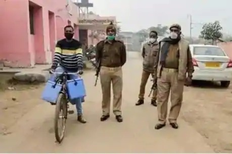 Corona vaccination dry run in PM Modi's constituency face Many problems | मोदींच्या मतदारसंघात कोरोना लसीकरणाच्या ड्राय रनचा वाजला बोऱ्या, सायकलवरून आणली लस, स्वयंसेवकही गायब