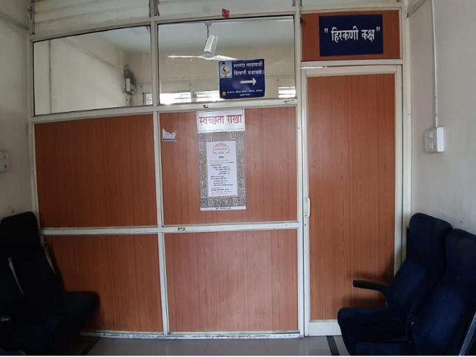 Women's intimacy; It is time to sit on the bench at the bus stand and give milk to the infants | महिलांची कुचंबना; बसस्थानकातील बाकड्यावर बसून तान्हुल्यांना दूध पाजण्याची वेळ