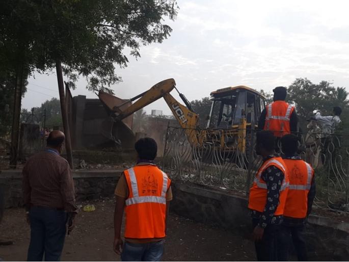 9 unauthorized shops in the Bibi-ka-maquabara area demolished; Aurangabad Municipal Corporation took action after one year | मकबरा परिसरातील ९ अनधिकृत दुकाने जमीनदोस्त; महापालिकेने केली एक वर्षानंतर कारवाई 9 unauthorized shops in the Bibi-ka-maquabara area demolished; Aurangabad Municipal Corporation took action after one year | मकबरा परिसरातील ९ अनधिकृत दुकाने जमीनदोस्त; महापालिकेने केली एक वर्षानंतर कारवाई