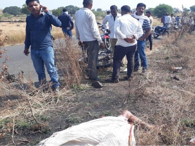 car blew up the bike; One killed on the spot, two injured | भरधाव कारने दुचाकीला उडवले; एकजण जागीच ठार, दोघे जखमी car blew up the bike; One killed on the spot, two injured | भरधाव कारने दुचाकीला उडवले; एकजण जागीच ठार, दोघे जखमी
