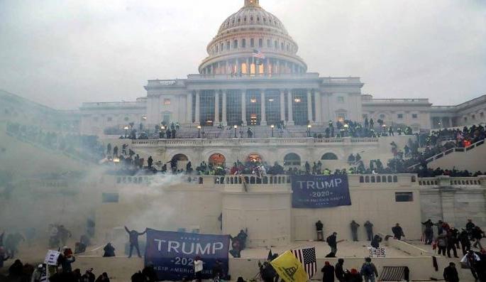 WashingtonDC Police say 52 have been arrested, following violence at US Capitol | US Capitol : अमेरिकेत ट्रम्प समर्थकांचा धूडगूस; हिंसाचारात 4 जणांचा मृत्यू, 52 जणांना अटक WashingtonDC Police say 52 have been arrested, following violence at US Capitol | US Capitol : अमेरिकेत ट्रम्प समर्थकांचा धूडगूस; हिंसाचारात 4 जणांचा मृत्यू, 52 जणांना अटक