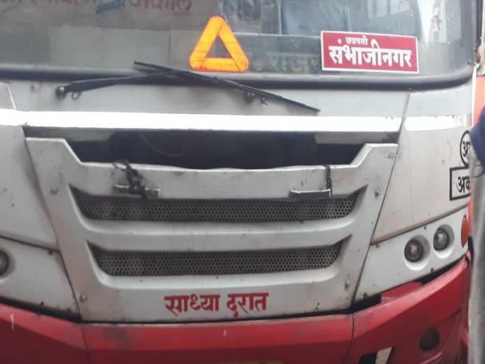 Aurangabad rename : Stickers of 'Chhatrapati Sambhajinagar' on ST bus from Ahmednagar | नामकरणाचा वाद : अहमदनगरहून आलेल्या एसटी बसवर ‘छत्रपती संभाजीनगर’चे स्टिकर Aurangabad rename : Stickers of 'Chhatrapati Sambhajinagar' on ST bus from Ahmednagar | नामकरणाचा वाद : अहमदनगरहून आलेल्या एसटी बसवर ‘छत्रपती संभाजीनगर’चे स्टिकर