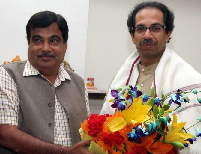 After Manohar Joshi, Nitin Gadkari met CM Uddhav Thackeray | मनोहर जोशींनंतर नितीन गडकरींनी घेतली मुख्यमंत्री उद्धव ठाकरेंची भेट, राजकीय चर्चांना उधाण After Manohar Joshi, Nitin Gadkari met CM Uddhav Thackeray | मनोहर जोशींनंतर नितीन गडकरींनी घेतली मुख्यमंत्री उद्धव ठाकरेंची भेट, राजकीय चर्चांना उधाण