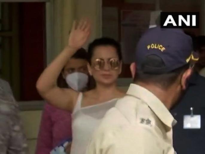 ... Finally Kangana, her sister Rangoli was reaches to Bandra police station | ...अखेर कंगना, तिची बहीण रंगोली वांद्रे पोलीस ठाण्यात दाखल ... Finally Kangana, her sister Rangoli was reaches to Bandra police station | ...अखेर कंगना, तिची बहीण रंगोली वांद्रे पोलीस ठाण्यात दाखल