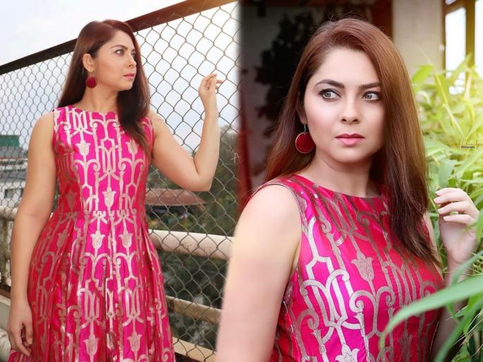Sonali kulkarni looks beautiful in a pink dress | गुलाबी रंगाच्या ड्रेसमध्ये खुललं सोनाली कुलकर्णीचं सौंदर्य, अदा पाहून चाहते झाले घायाळ