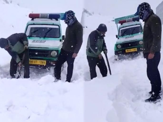 manali ambulance stuck in snow in lahaul spiti | कडक सॅल्यूट! बर्फात अडकली रुग्णवाहिका; रुग्णाचा जीव वाचवण्यासाठी "त्या" तिघांनी केलं असं काही... manali ambulance stuck in snow in lahaul spiti | कडक सॅल्यूट! बर्फात अडकली रुग्णवाहिका; रुग्णाचा जीव वाचवण्यासाठी "त्या" तिघांनी केलं असं काही...