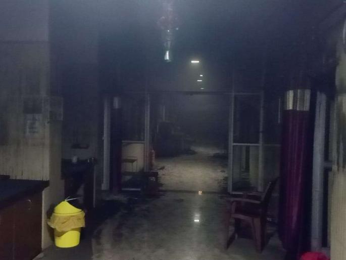 Bhandara Fire :Dead bodies handed over to parents without identification of dead children in Bhandara fire, cruel jokes of mourners | भंडारा अग्निकांडातील मृत बालकांची ओळख न पटवताच मृतदेह पालकांच्या हवाली, शोकाकुल जन्मदात्यांची क्रूर थट्टा Bhandara Fire :Dead bodies handed over to parents without identification of dead children in Bhandara fire, cruel jokes of mourners | भंडारा अग्निकांडातील मृत बालकांची ओळख न पटवताच मृतदेह पालकांच्या हवाली, शोकाकुल जन्मदात्यांची क्रूर थट्टा