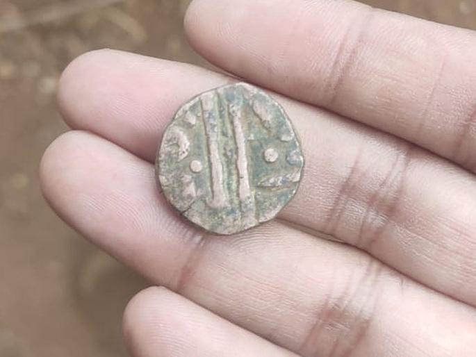 404 copper coins found in excavations at Rohanikheda Shivara | रोहणीखेडा शिवारातील खोदकामात मिळाली तांब्याची ४०४ नाणी 404 copper coins found in excavations at Rohanikheda Shivara | रोहणीखेडा शिवारातील खोदकामात मिळाली तांब्याची ४०४ नाणी