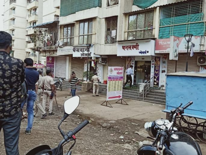 Thieves opened fire on a jeweller's shop with the intent to rob | अंबरनाथमध्ये खळबळ!  दरोड्याच्या उद्देशाने चोरट्यांनी ज्वेलर्सच्या दुकानावर गोळीबार  Thieves opened fire on a jeweller's shop with the intent to rob | अंबरनाथमध्ये खळबळ!  दरोड्याच्या उद्देशाने चोरट्यांनी ज्वेलर्सच्या दुकानावर गोळीबार