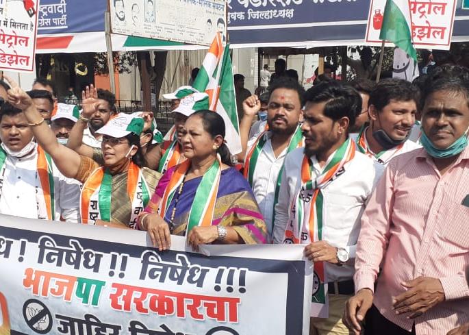 The Nationalist Youth Congress staged a protest against the fuel price hike | इंधन दरवाढीविरोधात राष्ट्रवादी युवक काँग्रेसचा रास्ता रोको, दुचाकी ढकलून केला निषेध 