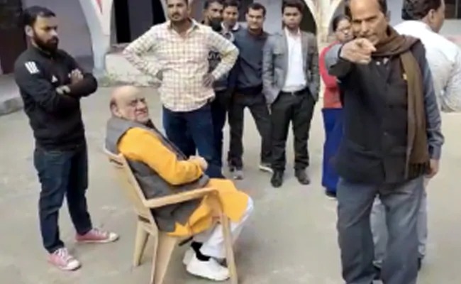 former bjp mla maya shankar pathak beaten for eve teasing varanasi | विद्यार्थिनीची छेड काढणं भाजपा नेत्याला पडलं महागात; नागरिकांनी केली यथेच्छ धुलाई; कान पकडून मागितली माफी