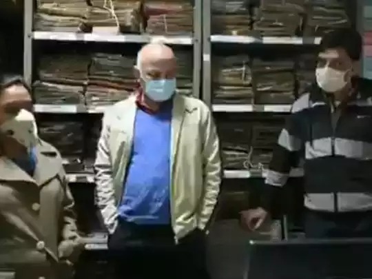 "Fill the bag and wait at home," Manish Sisodia terminates manager of labour office | "बॅग भरा आणि घरची वाट धरा," कर्तव्यात कसूर करणाऱ्या अधिकाऱ्याची ऑन द स्पॉट हकालपट्टी
