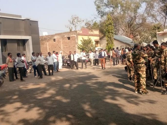 Farmer goes missing after writing suicide note, wife lodges complaint with police to file case against Bachchu Kadu | आत्महत्येची चिठ्ठी लिहून शेतकरी बेपत्ता, बच्चू कडूंविरुद्ध गुन्हा दाखल करण्यासाठी पत्नीची पोलिसांत तक्रार Farmer goes missing after writing suicide note, wife lodges complaint with police to file case against Bachchu Kadu | आत्महत्येची चिठ्ठी लिहून शेतकरी बेपत्ता, बच्चू कडूंविरुद्ध गुन्हा दाखल करण्यासाठी पत्नीची पोलिसांत तक्रार