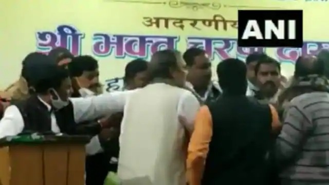 video congress bihar new in charge bhaktcharan das meeting with party leaders | Video - काँग्रेसमधील अंतर्गत वाद आता चव्हाट्यावर; बैठकीत झाला तुफान राडा, नेत्यांवर फेकली खुर्ची video congress bihar new in charge bhaktcharan das meeting with party leaders | Video - काँग्रेसमधील अंतर्गत वाद आता चव्हाट्यावर; बैठकीत झाला तुफान राडा, नेत्यांवर फेकली खुर्ची