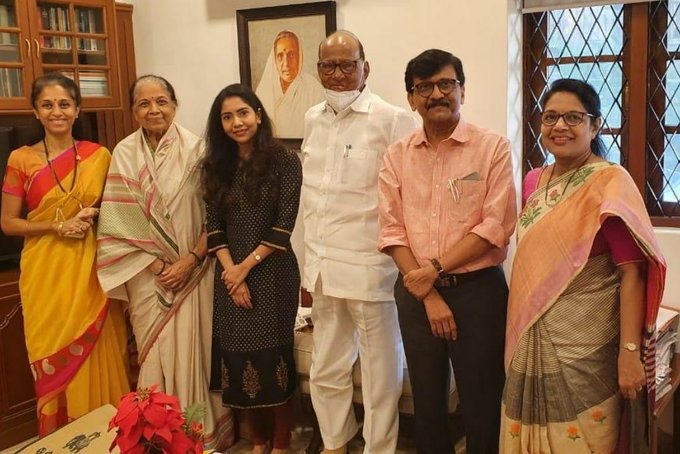sanjay raut daughter purvashi raut engagement invitation to sharad pawar | संजय राऊतांच्या घरी सुपारी फुटली! लेकीच्या साखरपुड्याचे शरद पवारांना निमंत्रण