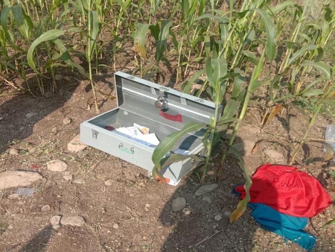 The farmer went to water the crop; Thieves broke into the house and stole Rs 2 lakh | शेतकरी पिकास पाणी देण्यास गेला; इकडे चोरट्यांनी घरफोडून पावणे दोन लाखांचा ऐवज पळवला The farmer went to water the crop; Thieves broke into the house and stole Rs 2 lakh | शेतकरी पिकास पाणी देण्यास गेला; इकडे चोरट्यांनी घरफोडून पावणे दोन लाखांचा ऐवज पळवला