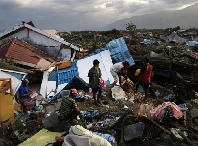 Magnitude 6.2 earthquake on Indonesia’s Sulawesi island killed at least 35 people and injured hundreds | इंडोनेशियामध्ये 6.2 तीव्रतेचा भूकंप; सुलावेसी बेटावर 35 जणांचा मृत्यू, 700 जखमी Magnitude 6.2 earthquake on Indonesia’s Sulawesi island killed at least 35 people and injured hundreds | इंडोनेशियामध्ये 6.2 तीव्रतेचा भूकंप; सुलावेसी बेटावर 35 जणांचा मृत्यू, 700 जखमी