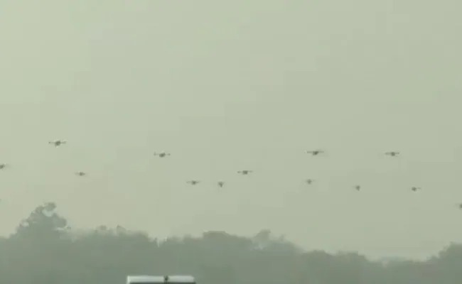 Army Day parade 2021: For the first time, the Indian Army has demonstrated the power of drones | ड्रोनपर्व! भारतीय लष्कराने प्रथमच दाखवली ड्रोनशक्ती, चीन-पाकिस्तानची उडणार दाणादाण Army Day parade 2021: For the first time, the Indian Army has demonstrated the power of drones | ड्रोनपर्व! भारतीय लष्कराने प्रथमच दाखवली ड्रोनशक्ती, चीन-पाकिस्तानची उडणार दाणादाण
