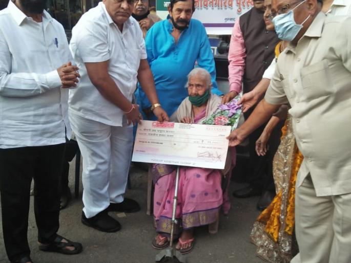 Helping hand from Manav Sahay Seva Mandal to Ajibai, a newspaper vendor in Kalyan | कल्याणमधील वृत्तपत्र विक्रेत्या आजीबाईंना मानव सहाय्य सेवा मंडळाकडून मदतीचा हात Helping hand from Manav Sahay Seva Mandal to Ajibai, a newspaper vendor in Kalyan | कल्याणमधील वृत्तपत्र विक्रेत्या आजीबाईंना मानव सहाय्य सेवा मंडळाकडून मदतीचा हात