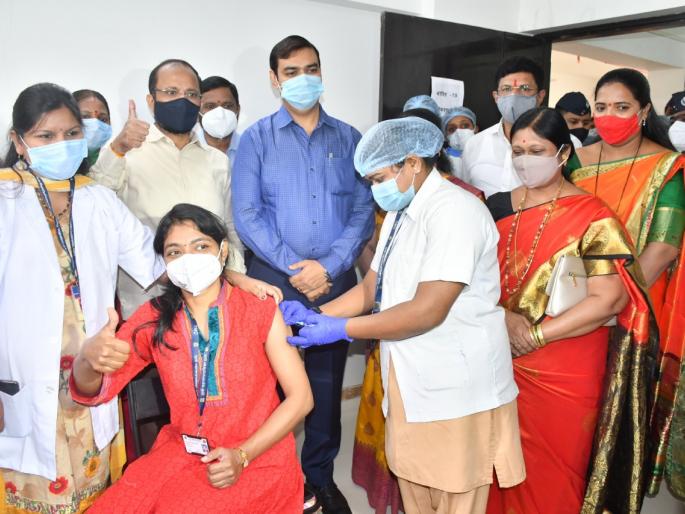 Corona vaccination: Forgetting while witnessing history Awareness of social distance Crowd to see the first beneficiary | Corona vaccination: इतिहासाचे साक्षीदार होताना विसरले सोशल डिस्टंसिंगचे भान, पहिल्या लाभार्थ्याला पाहण्यासाठी गर्दी Corona vaccination: Forgetting while witnessing history Awareness of social distance Crowd to see the first beneficiary | Corona vaccination: इतिहासाचे साक्षीदार होताना विसरले सोशल डिस्टंसिंगचे भान, पहिल्या लाभार्थ्याला पाहण्यासाठी गर्दी