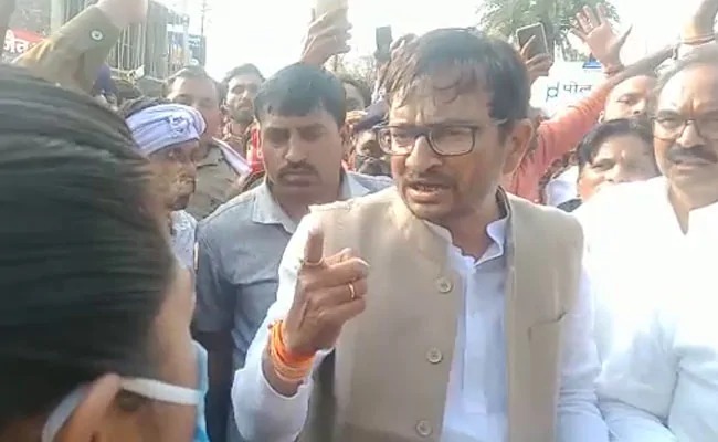 Congress MLA Harsh Vijay Gehlot openly threatens female SDM; That said, if it weren't for women ... | काँग्रेस आमदाराची महिला एसडीएमला खुलेआम धमकी; म्हणाले, महिला नसता तर... Congress MLA Harsh Vijay Gehlot openly threatens female SDM; That said, if it weren't for women ... | काँग्रेस आमदाराची महिला एसडीएमला खुलेआम धमकी; म्हणाले, महिला नसता तर...