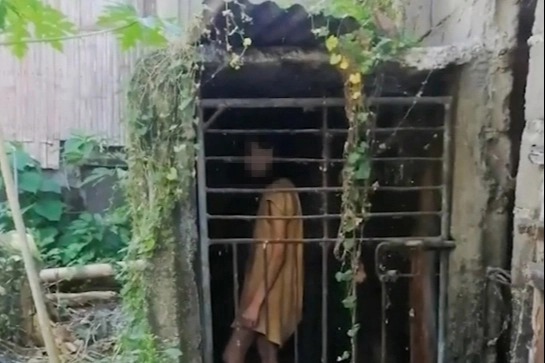 philippines mentally ill woman has been locked in cage by her relatives picture goes viral | भयंकर! 5 वर्षांपासून "ती" पिंजऱ्यात आहे बंदिस्त, मन सुन्न करणारी घटना; कारण ऐकून बसेल धक्का philippines mentally ill woman has been locked in cage by her relatives picture goes viral | भयंकर! 5 वर्षांपासून "ती" पिंजऱ्यात आहे बंदिस्त, मन सुन्न करणारी घटना; कारण ऐकून बसेल धक्का