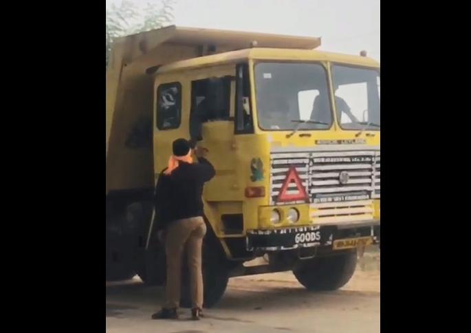 Video of police pathani recovery goes viral, incident in Varathi police station | Video : पोलिसांच्या पठाणी वसुलीचा व्हीडिओ व्हायरल, वरठी पोलीस ठाण्याच्या हद्दीतील घटना Video of police pathani recovery goes viral, incident in Varathi police station | Video : पोलिसांच्या पठाणी वसुलीचा व्हीडिओ व्हायरल, वरठी पोलीस ठाण्याच्या हद्दीतील घटना