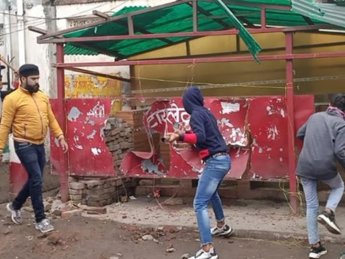 raising the slogan of jai shri ram demolished toilet complex | "जय श्रीराम" चे नारे देत सार्वजनिक शौचालयाची तोडफोड, बजरंग दलाच्या कार्यकर्त्यांनी केली नासधूस raising the slogan of jai shri ram demolished toilet complex | "जय श्रीराम" चे नारे देत सार्वजनिक शौचालयाची तोडफोड, बजरंग दलाच्या कार्यकर्त्यांनी केली नासधूस